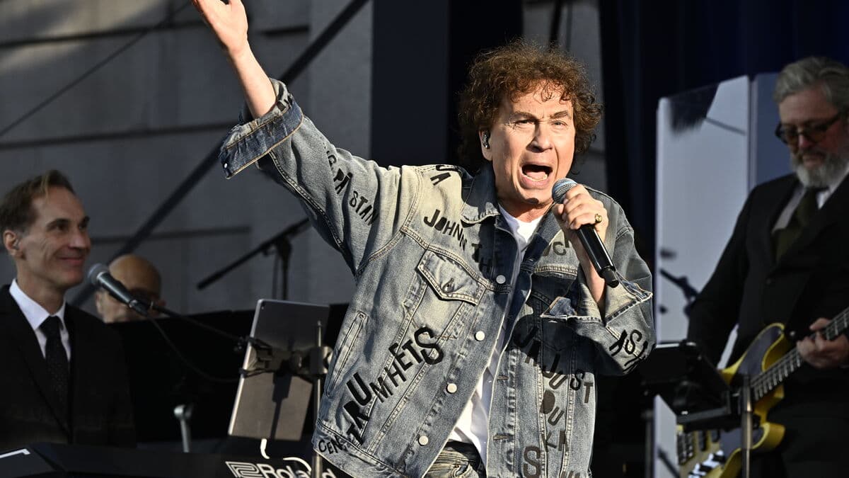 Magnus Uggla is doing a summer tour