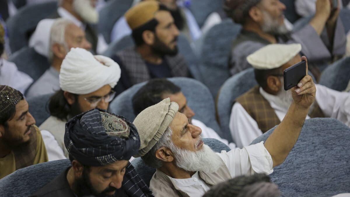 Kabul Celebrates as Internet Restored After Taliban Shutdown