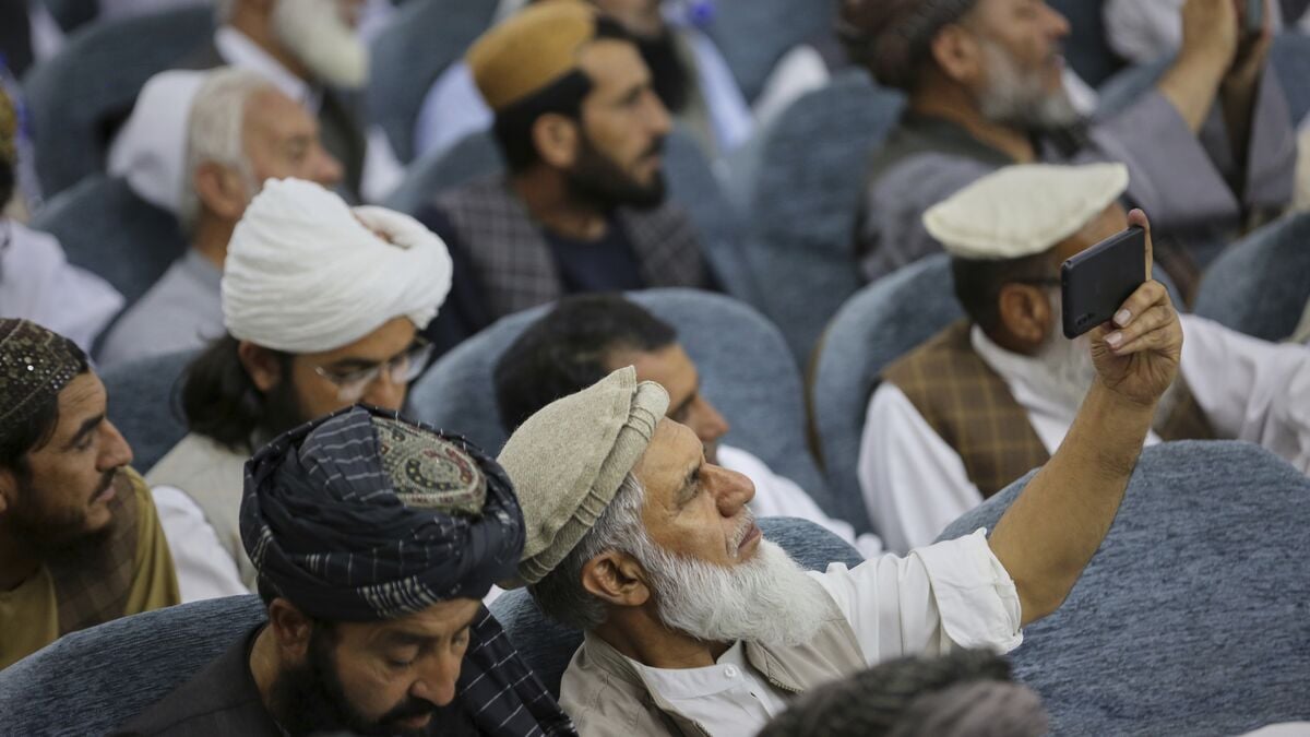 Kabul Celebrates as Internet Restored After Taliban Shutdown