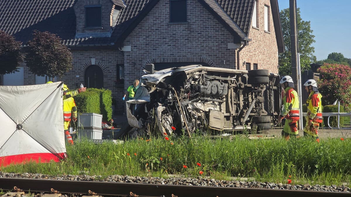 School bus hit by train in Buggenhout, Flanders, four dead