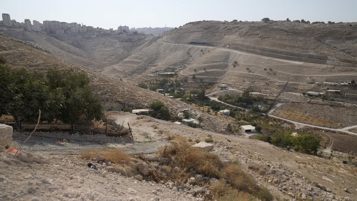 Britain imposes sanctions on Israeli settlements as 11 countries back action