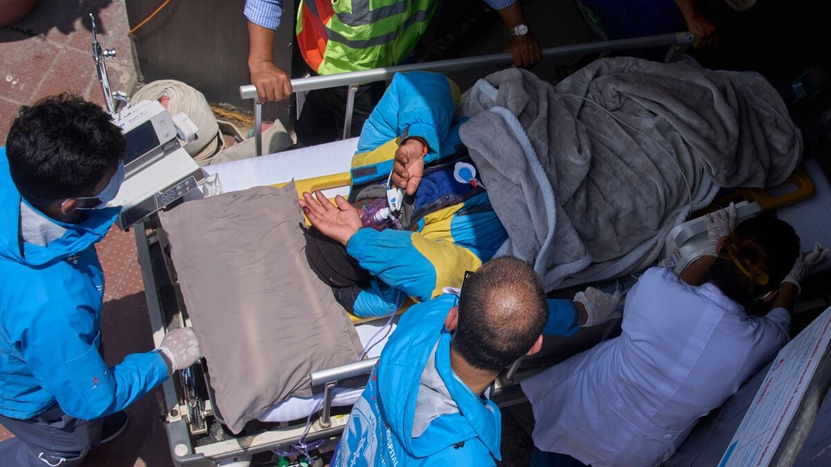 Sherpa presumed dead found alive after crawling down Mount Everest
