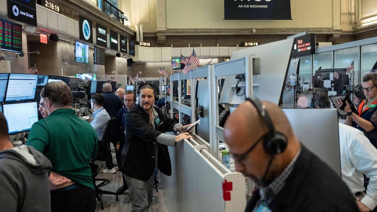 Wall Street Rises as Oil Prices Ease and Tech Stocks Gain