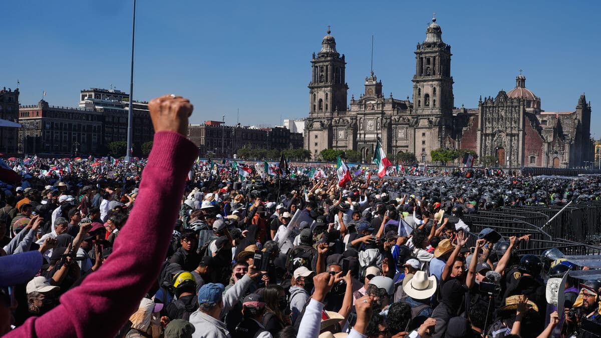120 injured during demonstration in Mexico