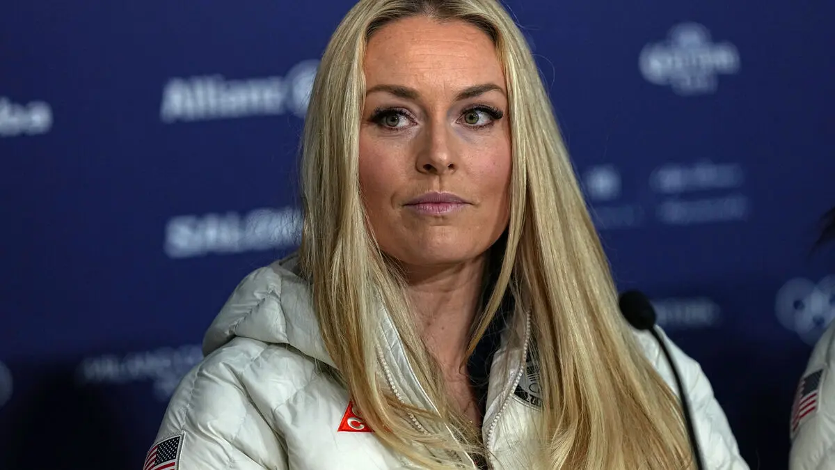 Lindsey Vonn in a wheelchair says doctor saved her leg