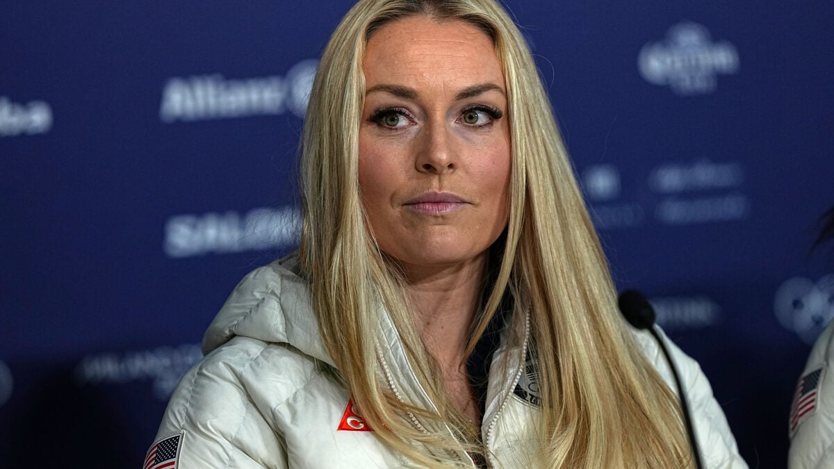 Lindsey Vonn in a wheelchair says doctor saved her leg