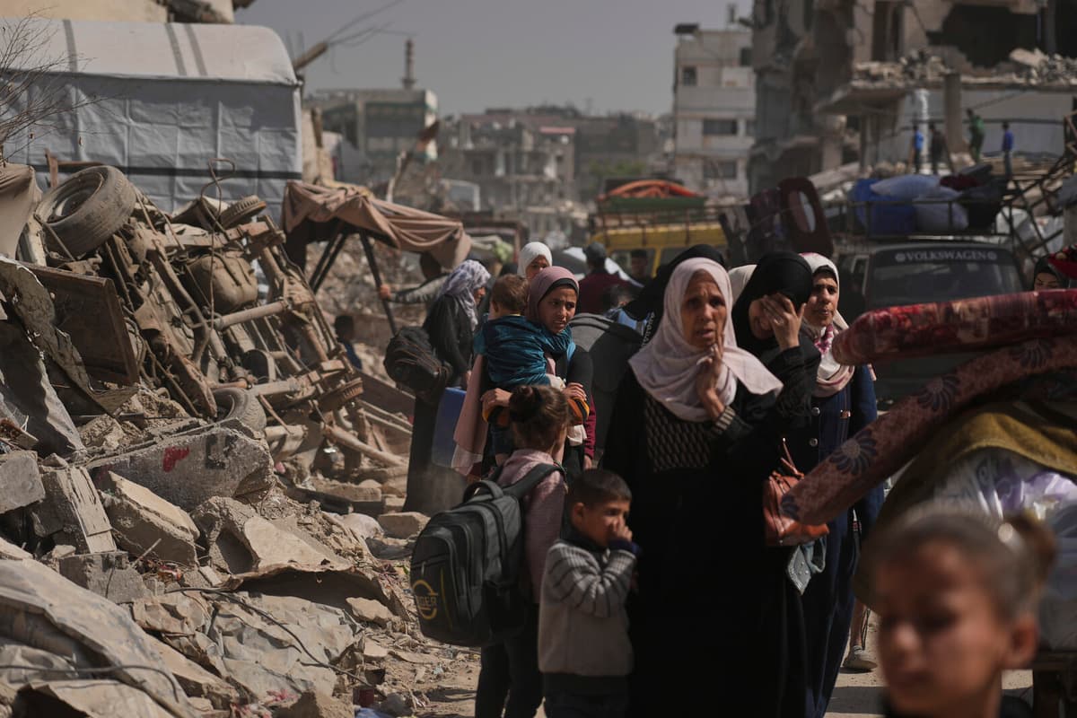 Israeli Strikes in Gaza Kill at Least 30 as Ground Offensive Expands