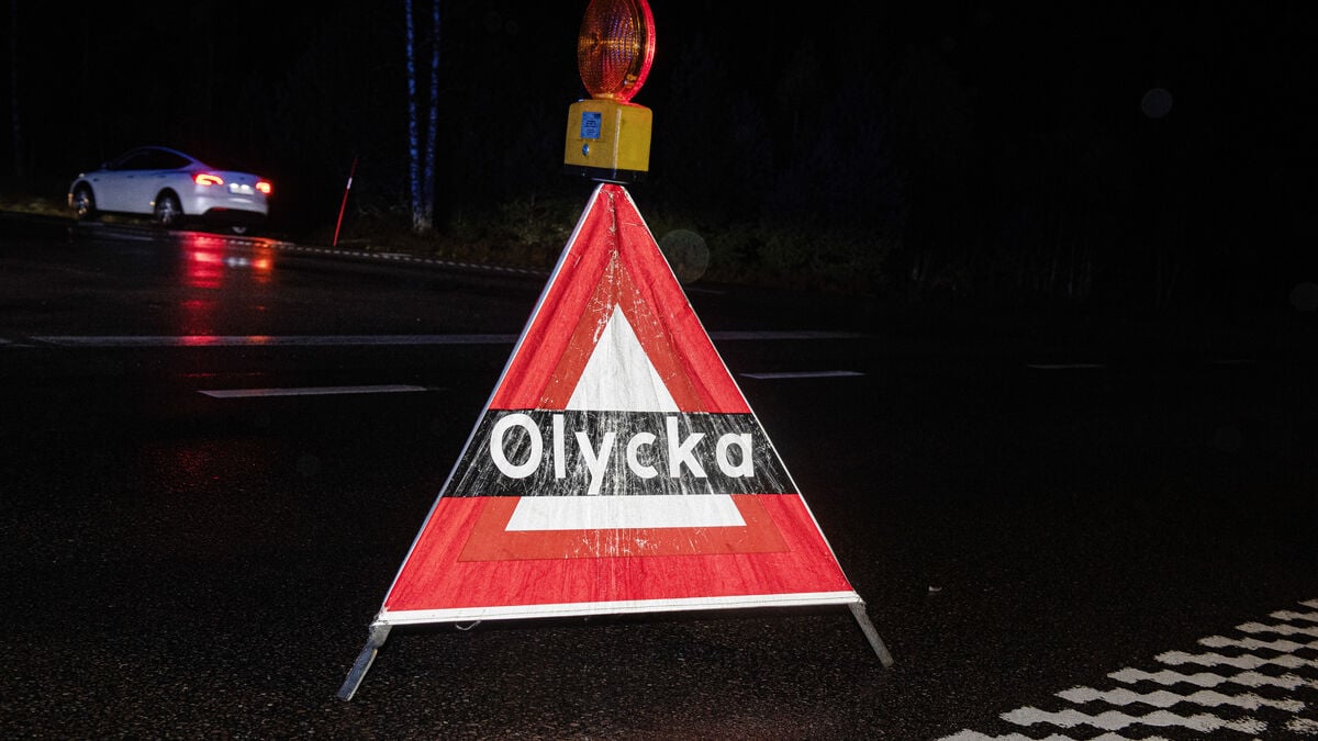 Car overturned and caught fire on County Road 685 outside Jönköping, two seriously injured