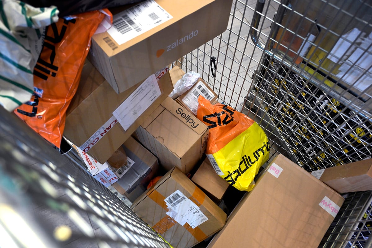 88 Postal Operators Halt Package Shipments to USA
