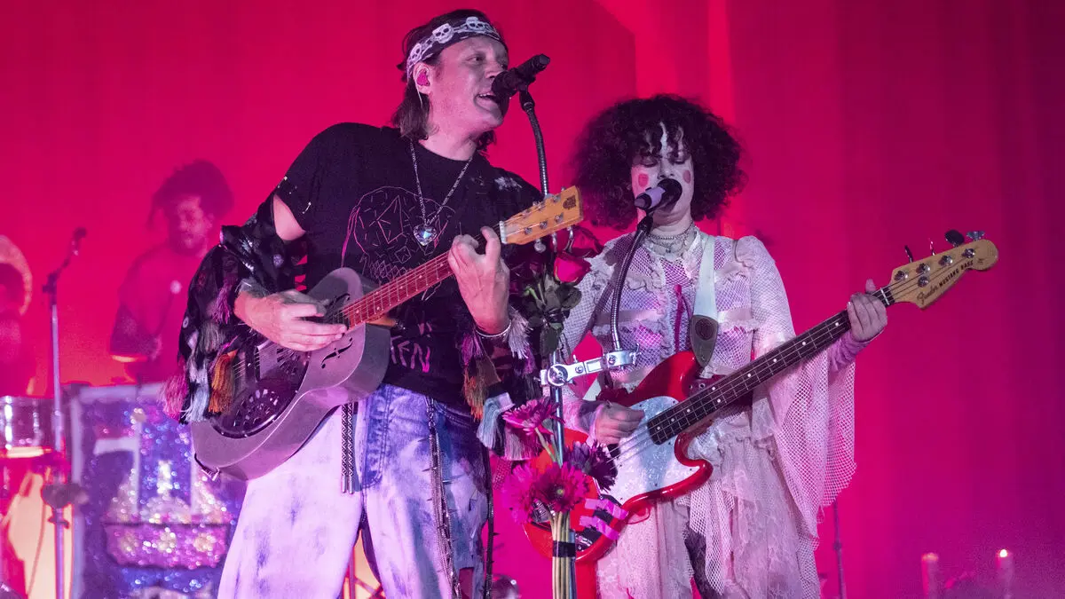 The couple separates but the bond continues