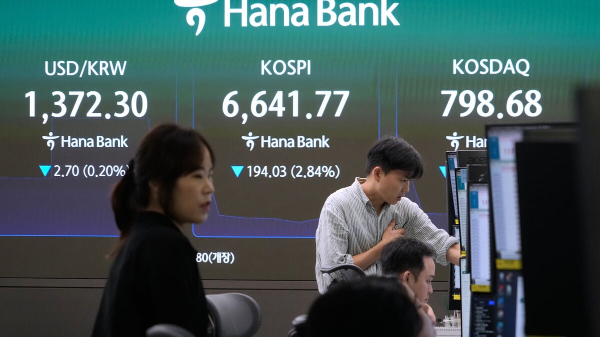 Asian stock markets fall after fresh attacks near Strait of Hormuz
