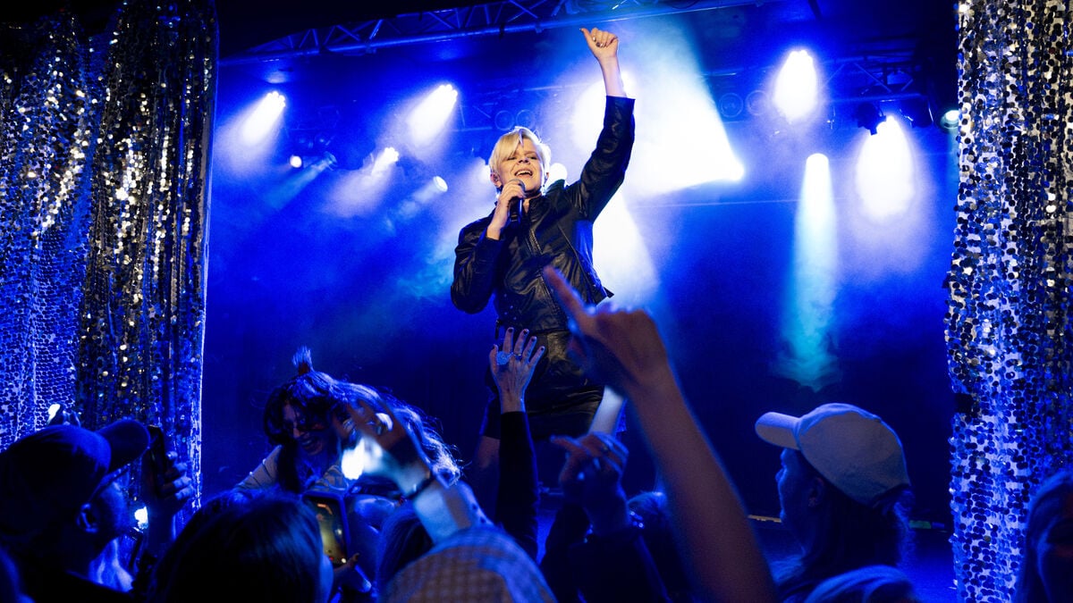 Robyn Surprises Fans With Pre-Party Appearance in Stockholm