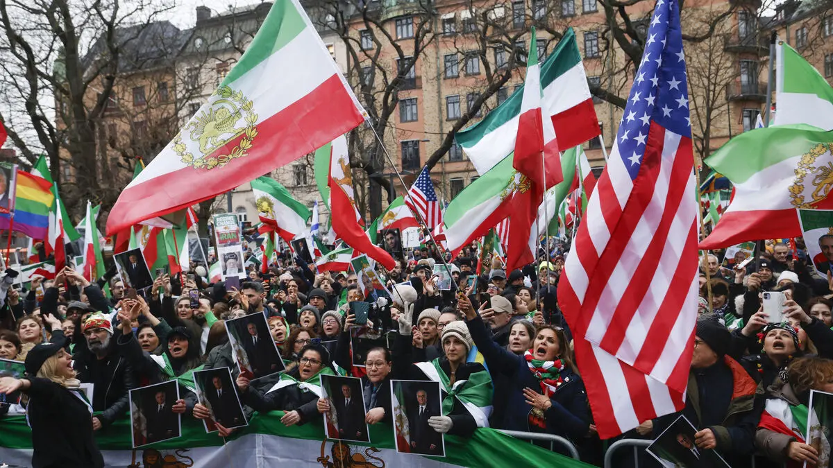 Thousands protest against Iranian regime