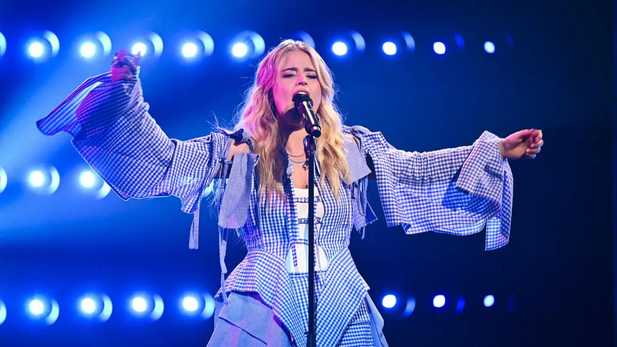 "Idol"-Tuva back in the school choir