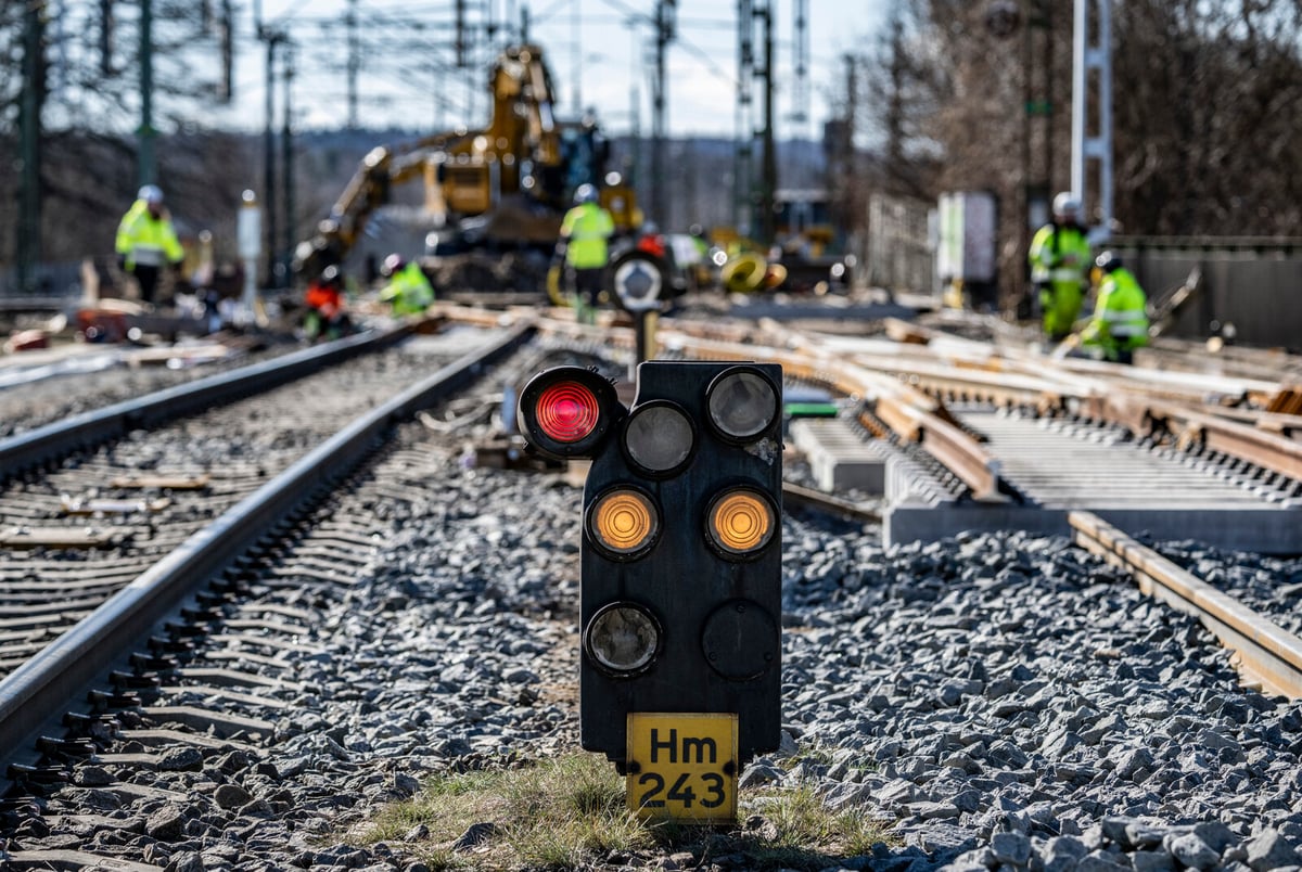 Train Service Resumes After Power Failure Causes Delays