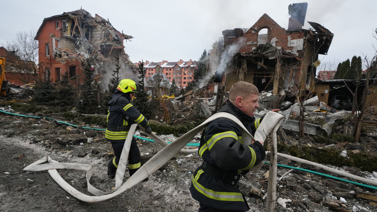 Zelensky: Hundreds of Russian attack drones sent against Ukraine last night