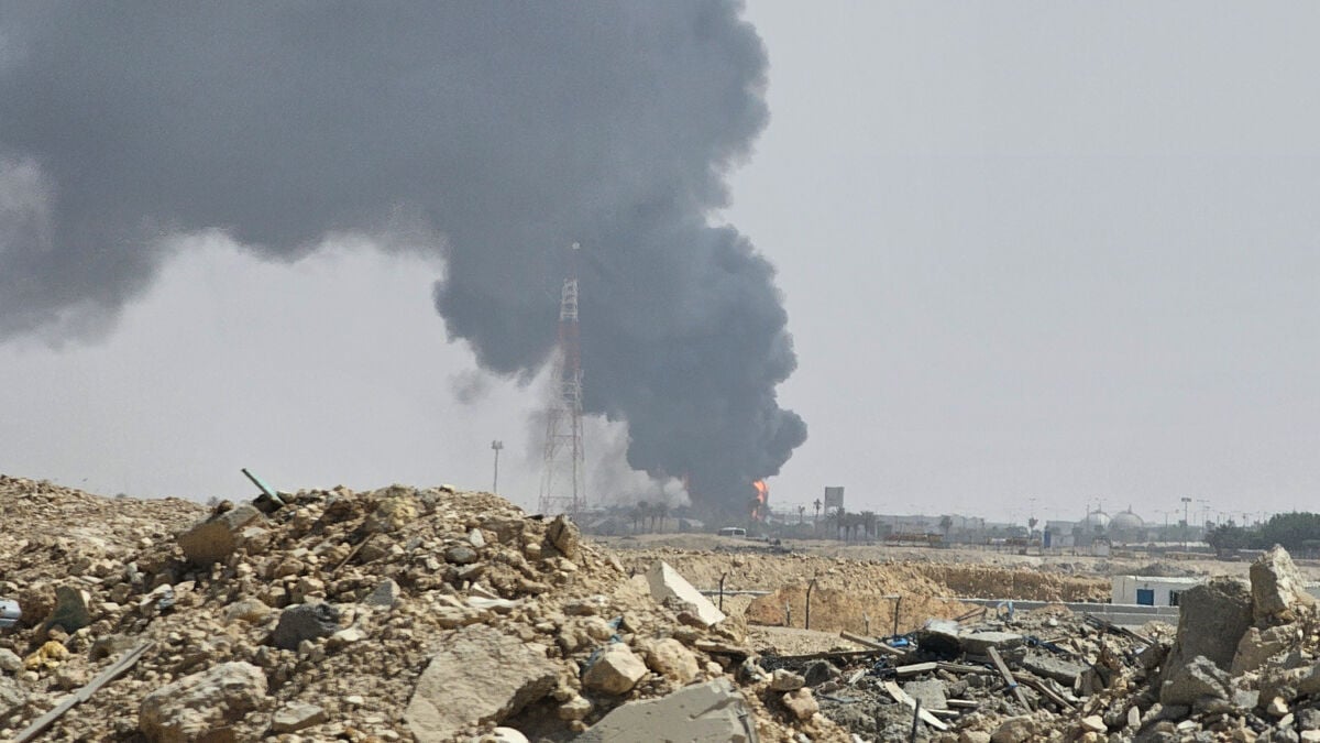 Houthis Claim Attacks on Riyadh Airport and Oil Refinery as Explosions Rock Saudi Capital