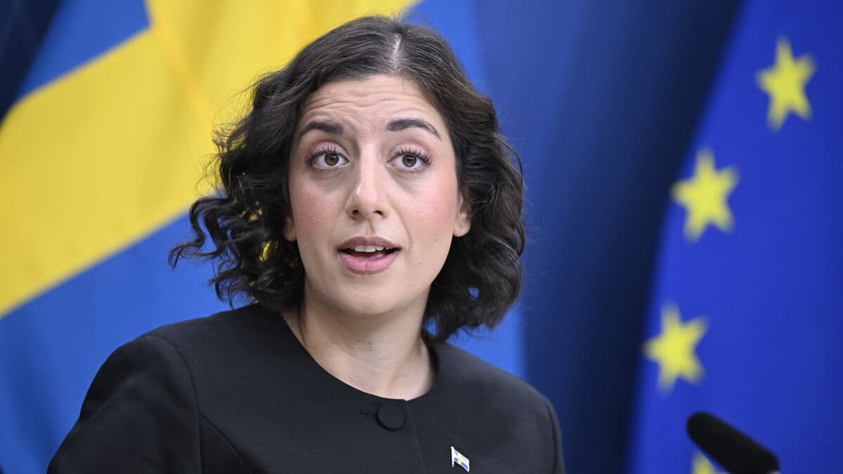 Government moves to set legal limits on school class sizes