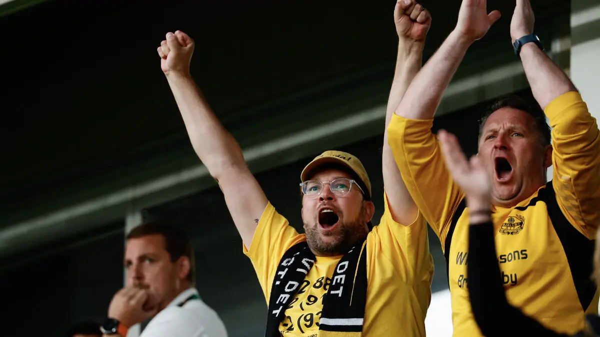 Red-Greens' Lead Narrows to 5.6 Points in October Poll