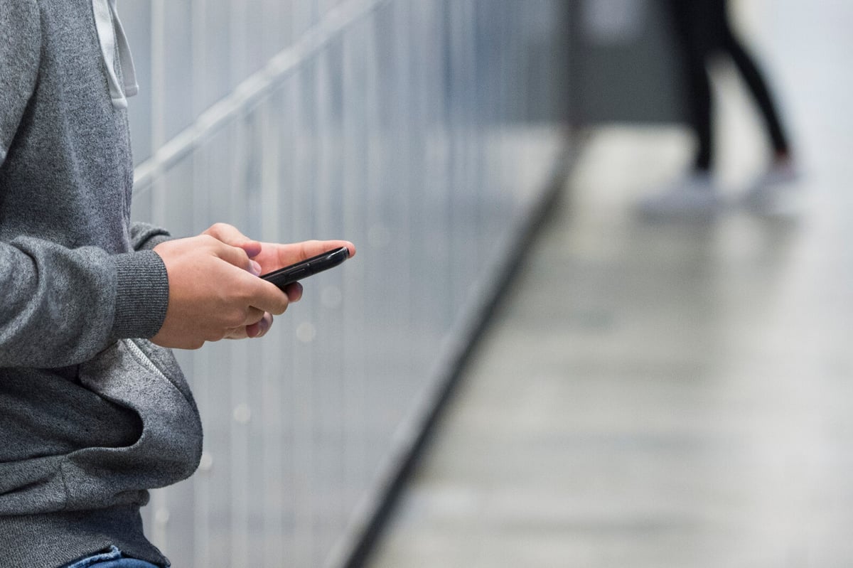 Swedish Teachers' Union Criticizes Yet Supports School Mobile Ban Proposal