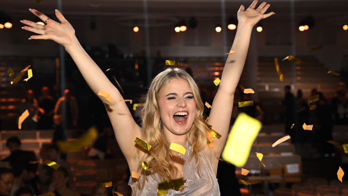 "Idol" winner Tuva: It's completely crazy