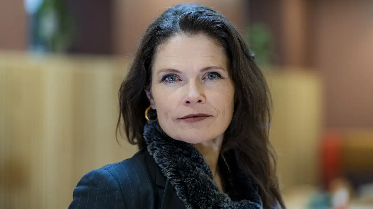 Leaves the oil fund's ethics council in protest