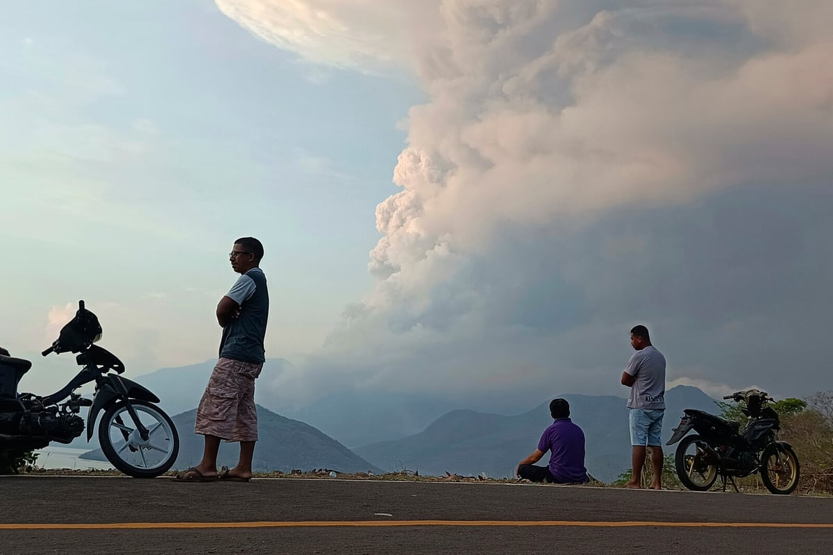 Hot, towering ash clouds spectacle for volcano observers
