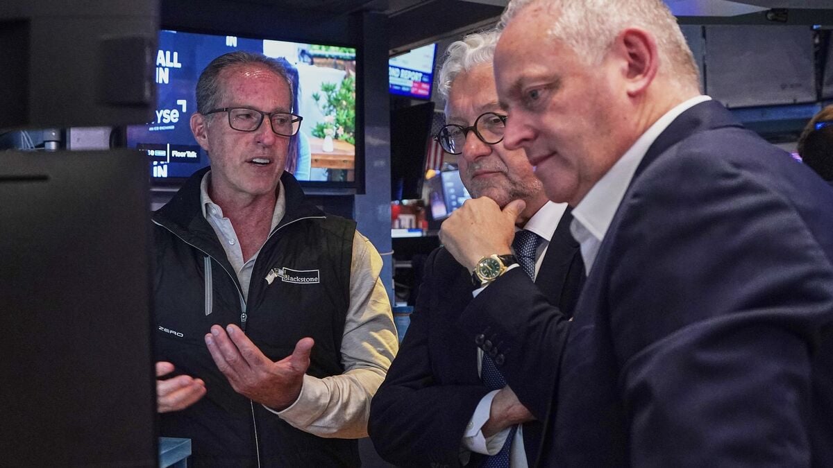 Wall Street falls on AI stock worries and rising oil prices