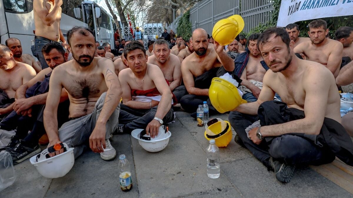 Over 100 topless Turkish miners arrested after march to Ankara