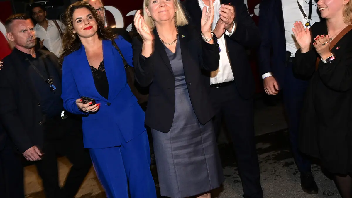 Magdalena Andersson cheered by singing SSU members at Social Democrats’ election vigil