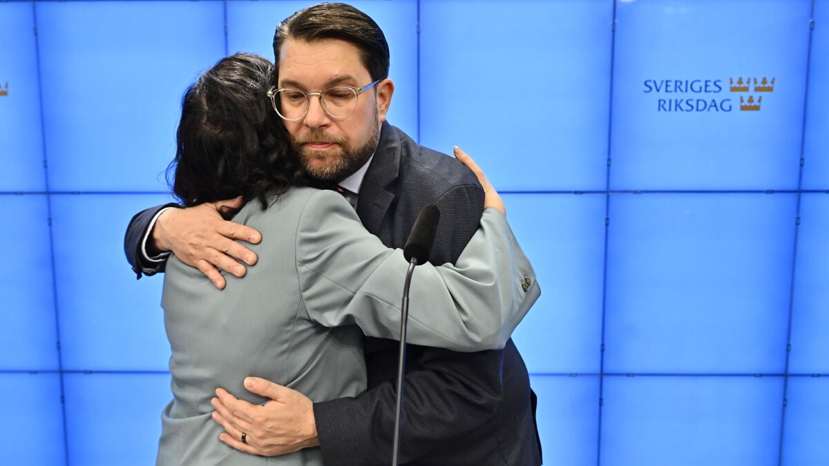 Mohamsson and Åkesson hug again during SVT debate over Liberal vote plea