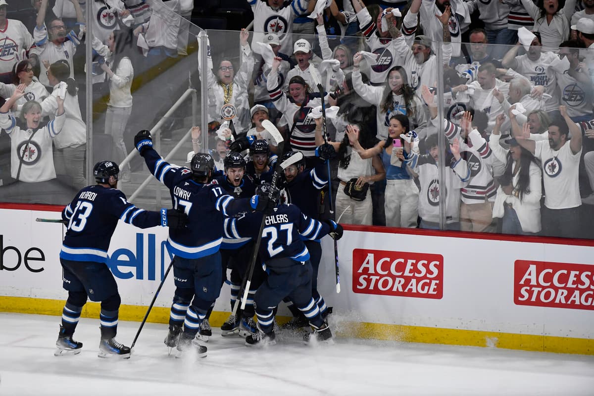 Winnipeg Scores Last-Second Goal to Secure Stanley Cup Quarterfinal Spot