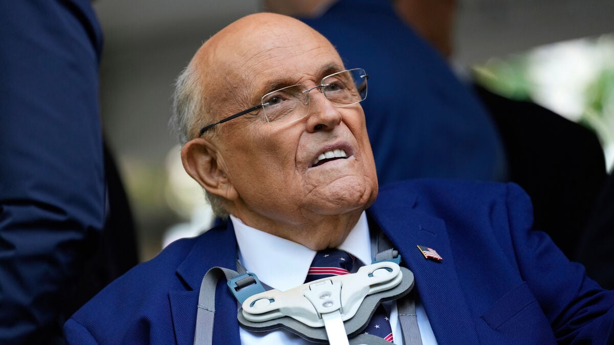 Ex-mayor Giuliani on ventilator with pneumonia