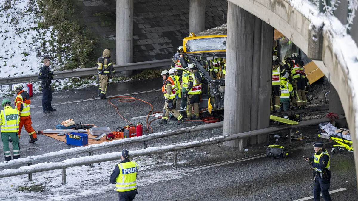 Four to hospital after bus accident – long queues