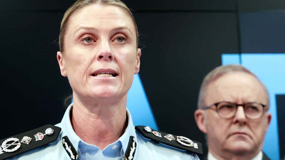 No connection to terror cell for Bondi shooters, federal police say