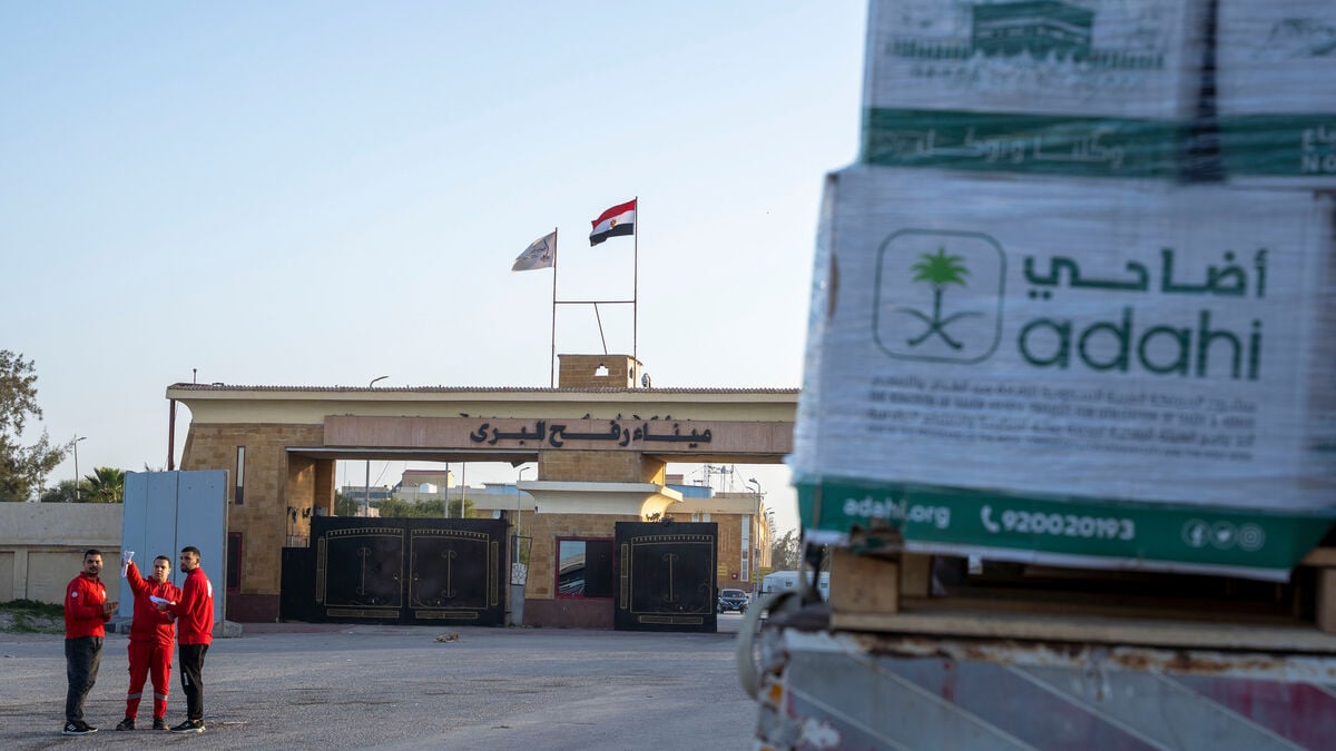 Rafah border crossing opens for some