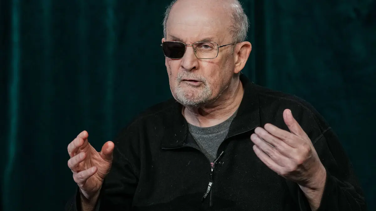 Rushdie warns of book ban in US: "Dangerous"