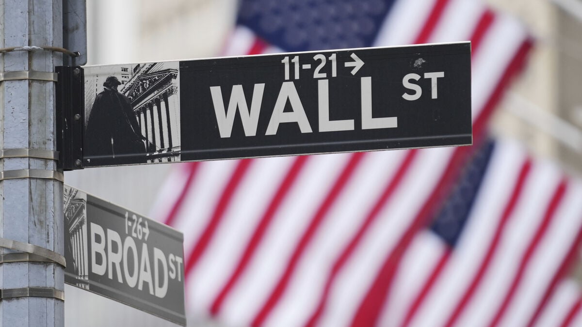 Wall Street ends week higher as oil prices fall, Akamai and Costco rise