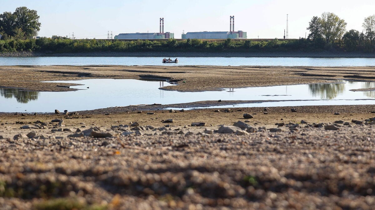Hungary plans barges and rock barriers to restart Paks nuclear plant