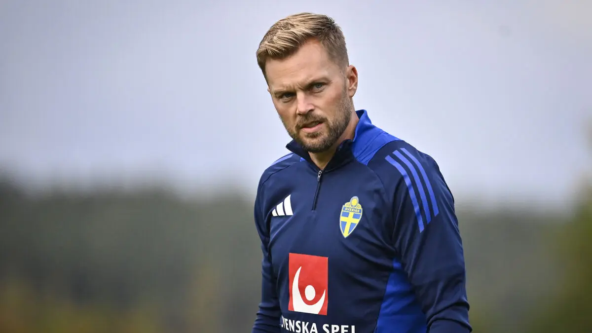 Sebastian Larsson extends contract as assistant coach of Sweden men's national team