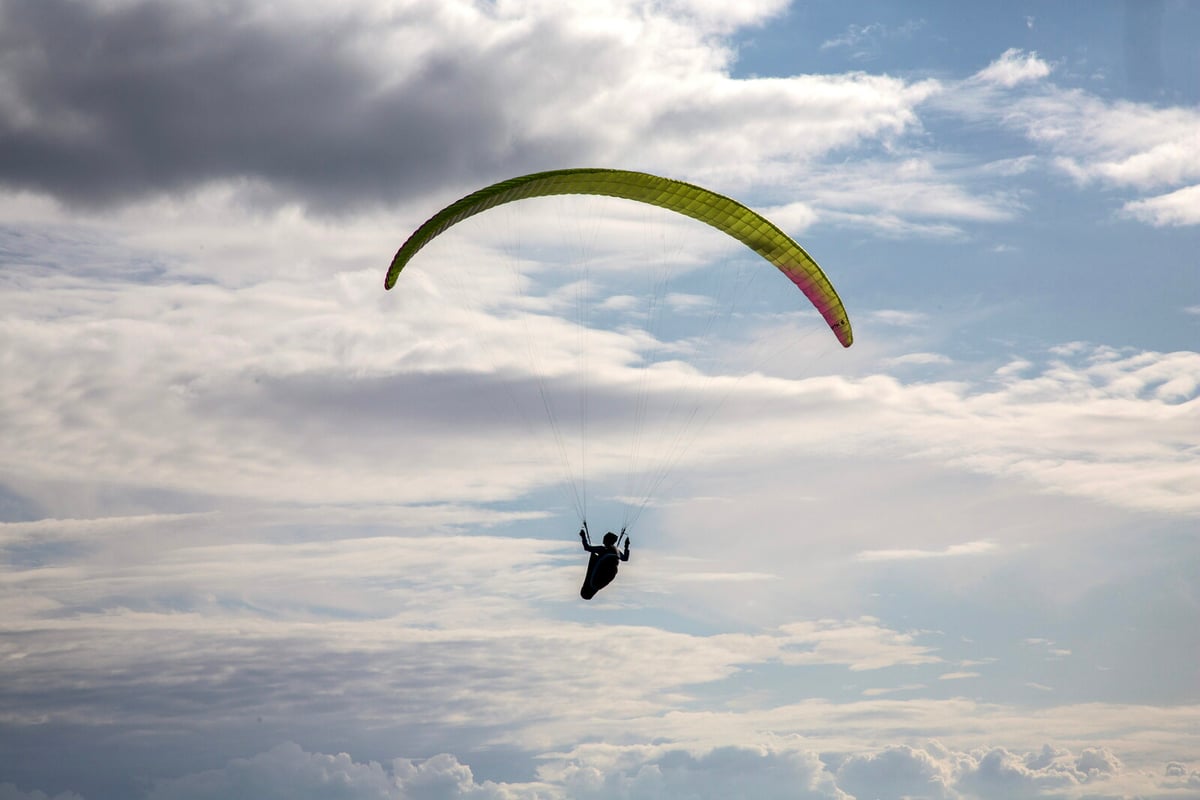 Paraglider Crashes into Mountain in Åre, Rescued by Helicopter