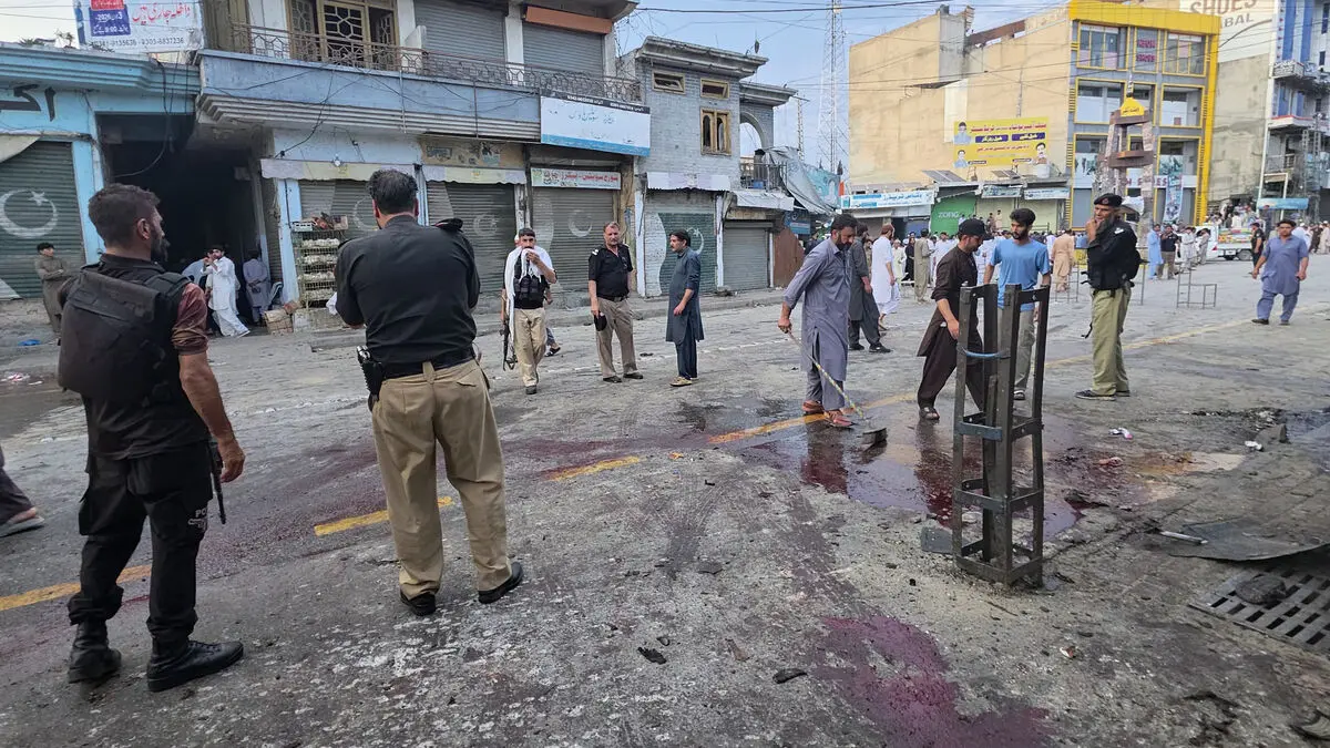 Suicide bombing in Pakistan kills at least 14, including four police officers