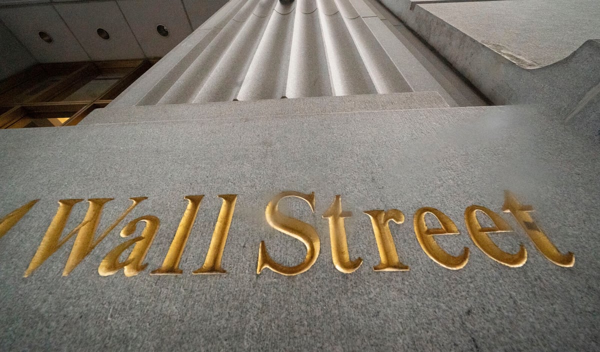 IT Giants Weigh Down New York Stock Exchange Amid Market Fluctuations