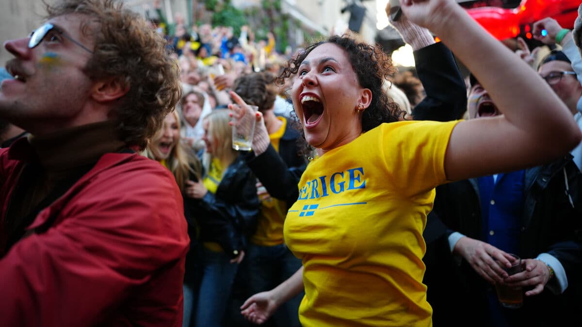 Fans cheer after Sweden crushes Tunisia in dream World Cup start