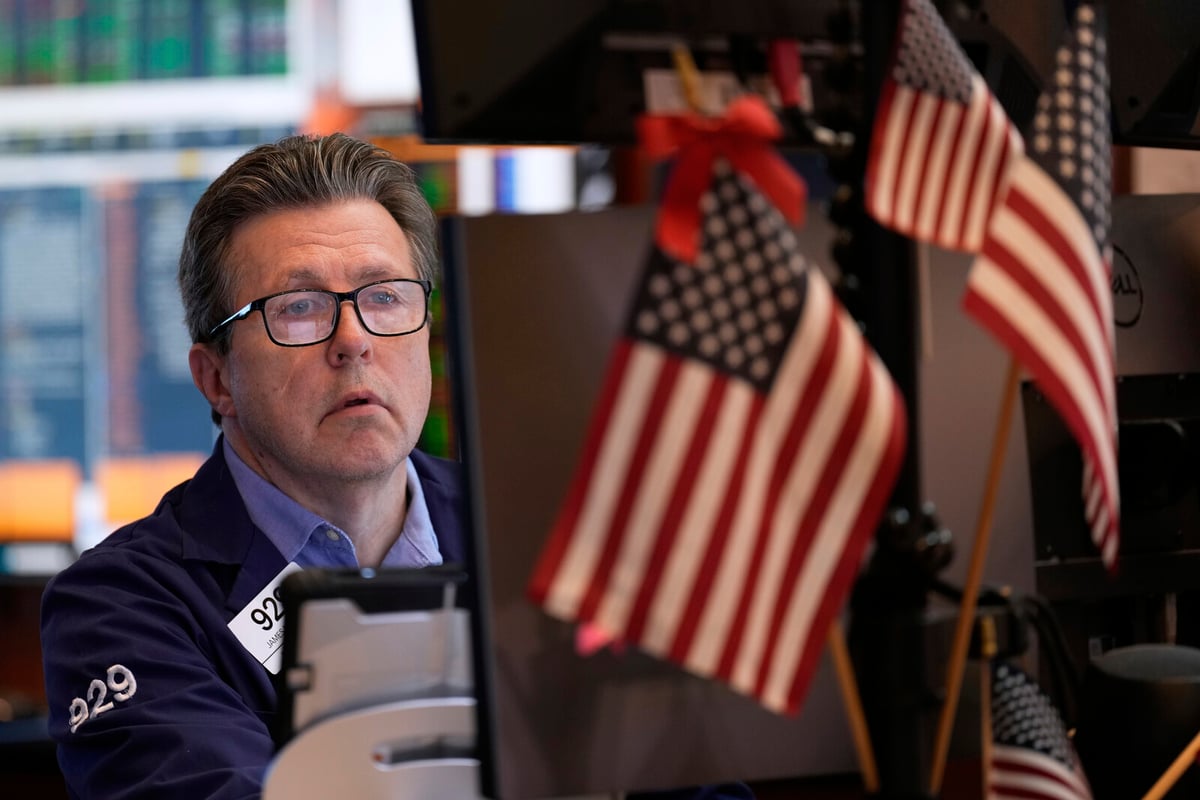 US Stock Market Dips and Recovers Amid Trump-Powell Rumors