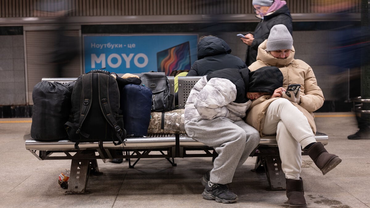 Mass evacuation from powerless Kyiv amid severe cold