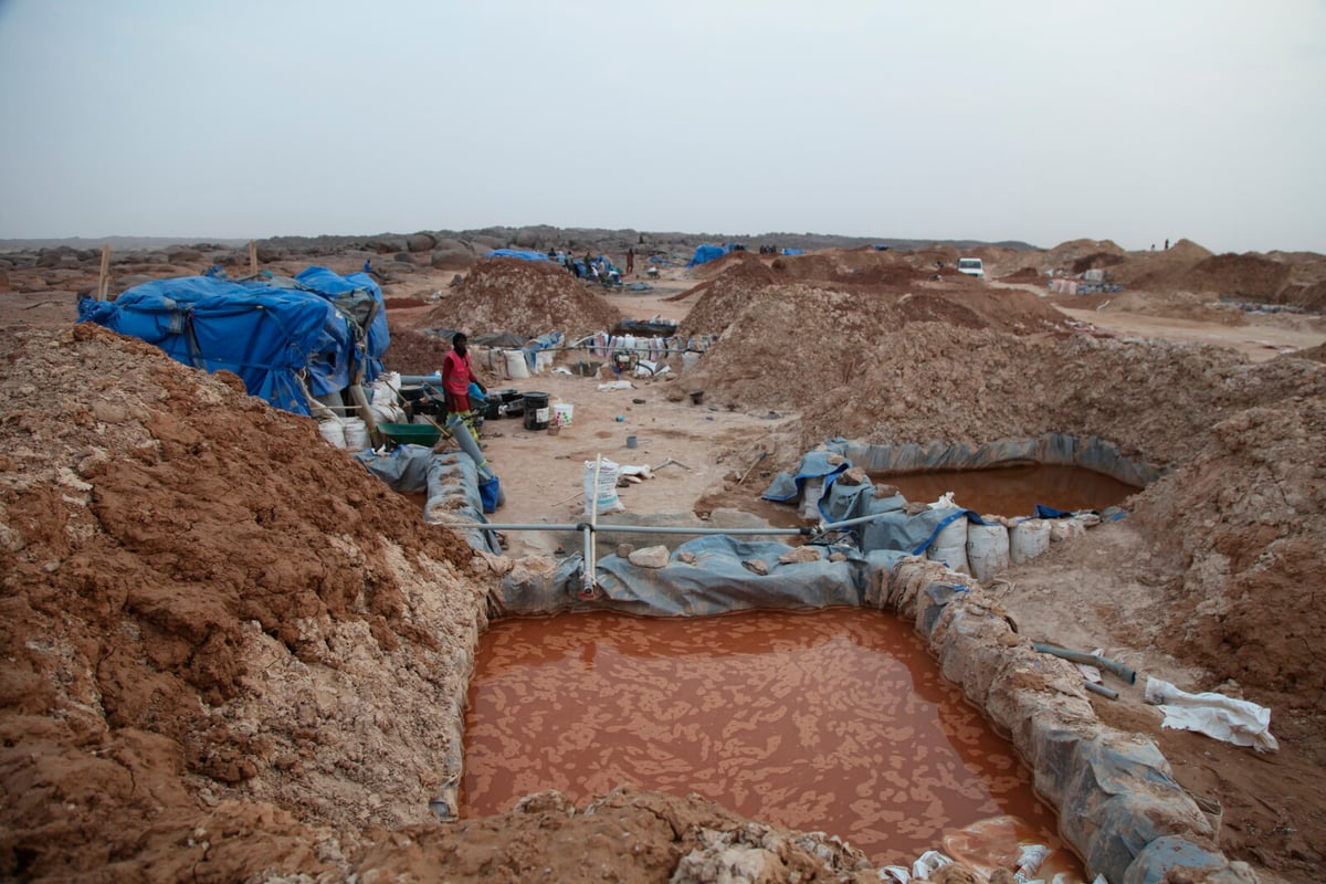 42 dead in collapsed gold mine