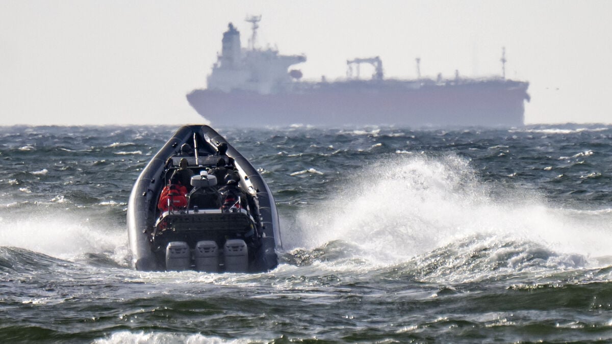 Suspected Shadow Fleet - how long can they stay in Swedish waters?
