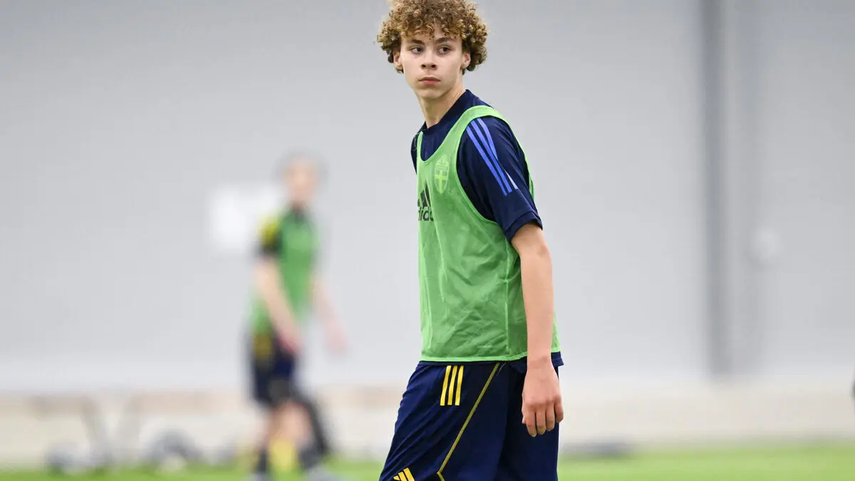 Vincent Ibrahimovic signs professional contract