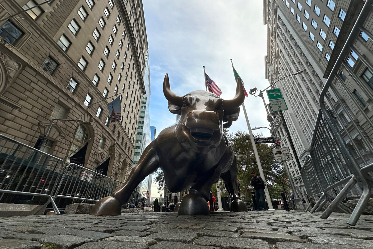 Wall Street Indexes Drop Amid AI Sector Concerns